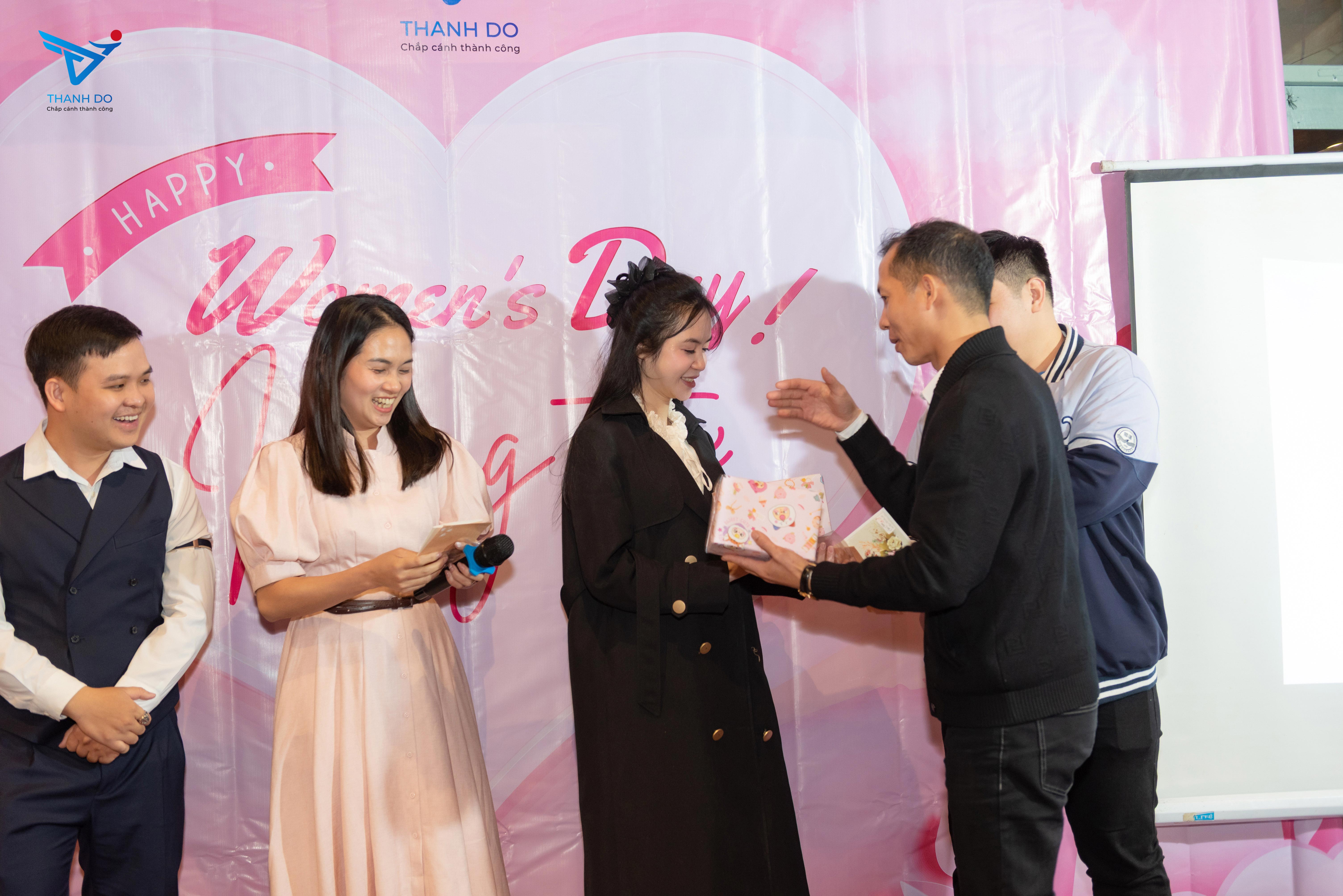 Thành Đô IES chúc mừng chị em CBCNV nhân ngày Quốc tế Phụ nữ 8/3