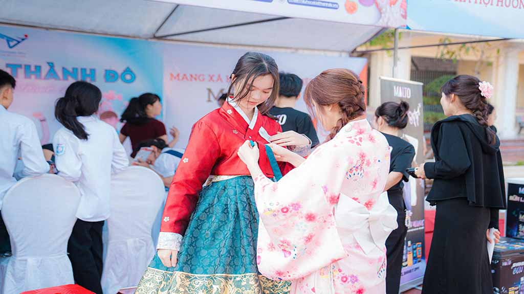 Học sinh mặc thử trang phục truyền thống Hanbok và Yukata