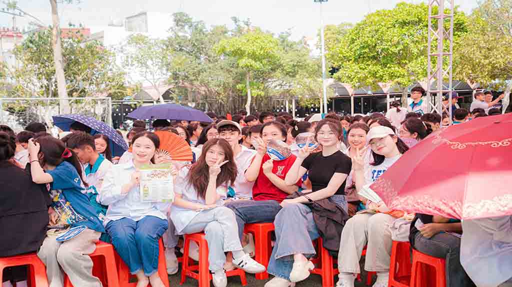 Học sinh THPT Nghĩa Hưng nhận quà lưu niệm