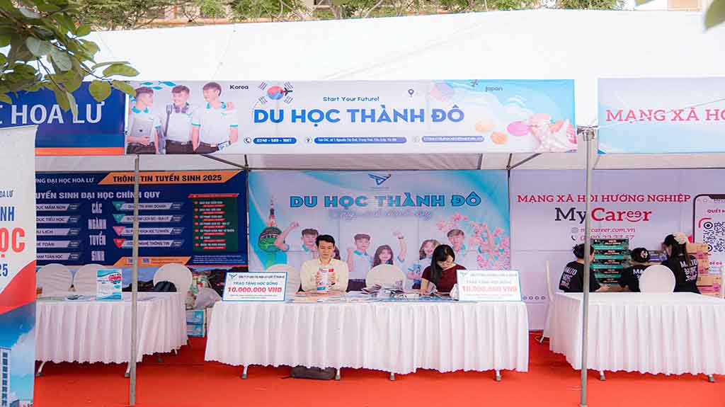  Gian hàng tư vấn của Du học Thành Đô tại THPT Nghĩa Hưng