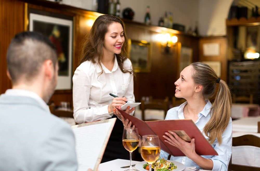 Nhân viên phục vụ nhà hàng